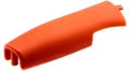Zaślepka uchwytu pilarki Husqvarna 570 w intensywnym pomarańczowym kolorze, wykonana z tworzywa sztucznego. Prezentowana w pozycji leżącej, z widocznym lekkim zaokrągleniem na jednym końcu, brak napisów lub logo.