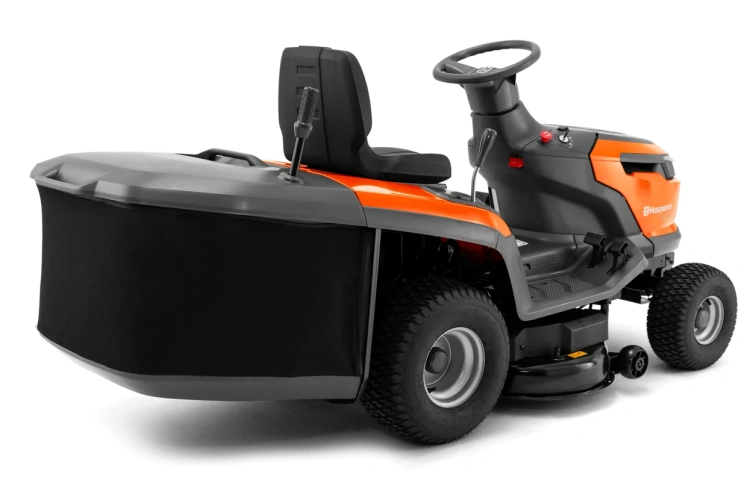 Traktor TC114 jednocylindrowy marki Husqvarna, widziany z tyłu - duża pojemność traktora.