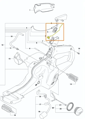 Sprężyna dźwigni gazu pilarki Husqvarna 570, 575 XP, o metalowym, sprężystym wykończeniu. Widoczna z boku, w pozycji leżącej. Element ten jest kluczowy dla działania pilarki. Tło jednolite, co zapewnia dobrą widoczność detalu produktu.