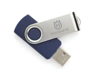 Pendrive Husqvarna  granatowy kolor z srebrnym uchuwtem. Ujęcie z frontalne, ukazujące końcówkę USB. Produkt leży na białym tle. Brak dodatkowych akcesoriów.