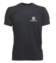 Męski t-shirt w kolorze czarnym, z klasycznym krojem i krótkimi rękawami. Na lewej piersi widoczne białe logo Husqvarna. Koszulka w pozycji stojącej, bez widocznych detali jak guziki czy zamki. Tło proste, szare.