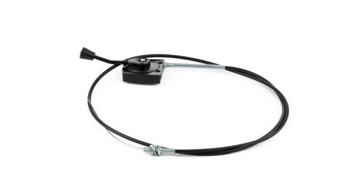 Zdjęcie przedstawia kompletną dźwignię gazu do zagęszczarki Husqvarna LG 504. Dźwignia wykonana jest z wysokiej jakości materiału. Kompletna dźwignia składa się z linki oraz dźwigni. Na zdjęciu dźwignia jest w kolorze czarnym.