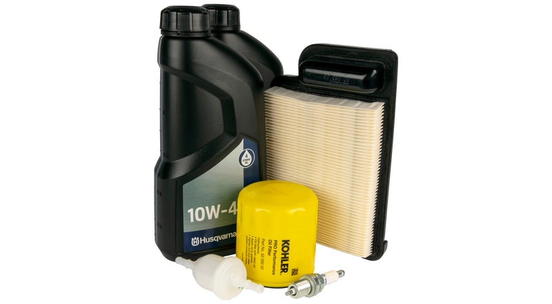 Zestaw serwisowy Husqvarna silnika Kohler SV470, SV600: olej silnikowy 10W-40, filtr oleju, filtr powietrza, świeca zapłonowa, elementy montażowe; wszystkie elementy czarne, butelka ergonomiczna, na białym tle.