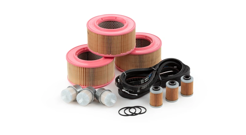 Zdjęcie przedstawia zestaw serwisowy/ startowy. Na zdjęciu są filtry powietrza, filtry paliwa, filtry  oleju oraz pasek. Zestaw jest wykonany z wysokiej jakości materiałów. Zestaw jest odpowiedni dla zagęszczarki LG 504.