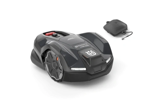 Czarny robot koszący Husqvarna Automower® 410XE NERA z zaokrąglonym kształtem, logo z przodu, LED i kółkami z bieżnikiem. Kompaktowy, do małych ogrodów, z funkcją automatycznego ładowania.