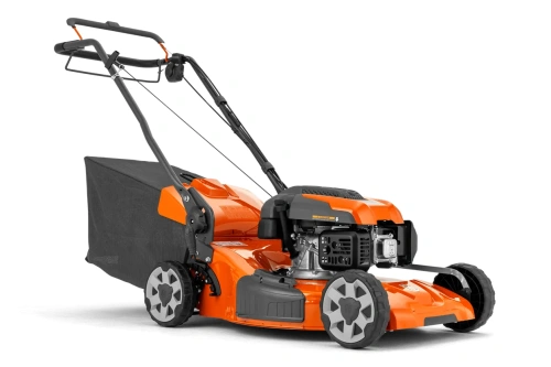 Kosiarka spalinowa Husqvarna LC 356V w kolorze pomarańczowym z czarnymi elementami. Z przodu widoczny silnik, z boku zbiornik paliwa. Uchwyt spłaszczony, regulowany. Z tyłu duży kosz na trawę. Ujęcie z boku, akcesoria nieobecne.