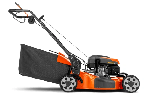 Kosiarka Husqvarna LC 356V, boczny widok, metalowa konstrukcja, czarna obudowa z pomarańczowym detalem, tekstylny kosz na trawę, duże szare koła, ciemne tło.