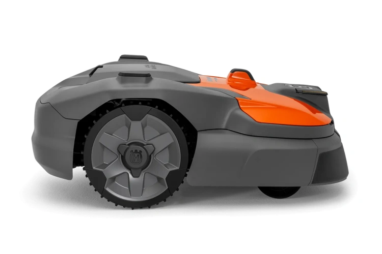 Robot koszący Automower® 540 EPOS® Husqvarna, szaro-pomarańczowy, widoczny z boku, z dużymi kołami z wzorem i logo, aerodynamiczny kształt, przyciski sterujące na górze, na białym tle.