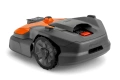 Robot koszący Automower® 540 EPOS® Husqvarna w szaro-pomarańczowej kolorystyce, widoczny z boku w pozycji leżącej. Obudowa z prostokątną klawiaturą i przyciskiem start. Koła zębate gwarantują stabilność.