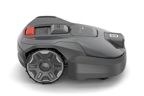 Automower 308v Husqvarna to robot koszący pokazany z pozycji bocznej, widać duże koła napędowe, a także jego smukłą konstrukcję.