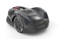 Robot koszący Husqvarna Automower® 310E NERA w kolorze szarym, widok pod kątem, z przodu. Uroku dodaje nowoczesny kształt i logo Husqvarna. Produkt pokazany na jednolitym tle, gotowy do użytku, z wyraźnymi detalami konstrukcyjnymi.