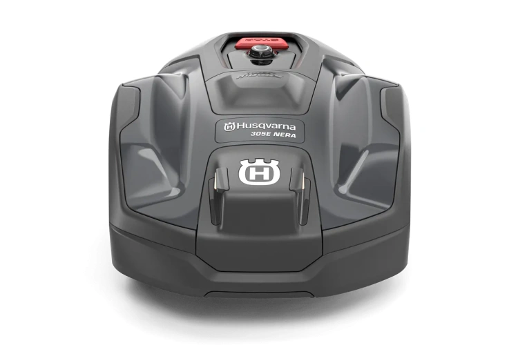 Automower® 305E NERA, robot koszący Husqvarna, w kolorze grafitowym. Ujęty frontalnie, pokazujący przycisk uruchamiania oraz logo Husqvarna. Zobacz wbudowane uchwyty do przenoszenia, kontur obudowy z wyraźnymi krawędziami i fakturą.