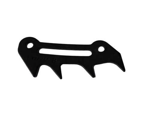 Ostroga pilarki 535i XP w kolorze czarnym, wykonana z wytrzymałego tworzywa. Złożony element z widocznymi otworami montażowymi. Ujęcie z boku, ukazujące detal konstrukcji i krawędzie