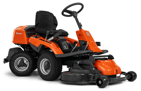 Traktorek ogrodowy Rider R 214TC Husqvarna w kolorze pomarańczowym z szerokim zestawem tnącym Combi 103 cm. Ujęcie z boku, produkt stojący na czterech kołach, widoczne logo Husqvarna na obudowie oraz ergonomiczne siedzisko.