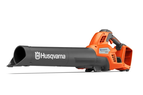 Dmuchawa akumulatorowa Husqvarna 335iB w kolorze pomarańczowym z szarym cylindrem. Ujęcie z boku, ukazujące długi, spiczasty wylot oraz uchwyt. Widoczne logo Husqvarna na korpusie. Produkt stoi płasko, bez dodatkowych akcesoriów.