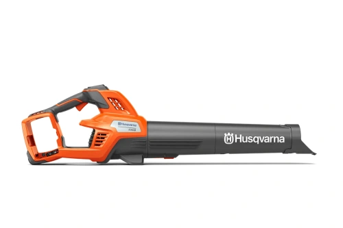 Dmuchawa akumulatorowa Husqvarna 335iB w pomarańczowo-szarym kolorze, widoczna z boku. Ergonomiczny uchwyt i logo Husqvarna. Pełna długość narzędzia na jednolitym tle.