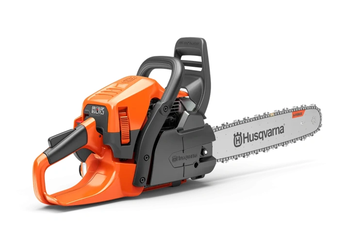 Pilarka Husqvarna 450X w pomarańczowo-czarnym kolorze, z łańcuchem, prowadnicą, ergonomiczną rączką oraz oznaczeniami bezpieczeństwa i logo. Zdjęcie z boku, produkt stojący.