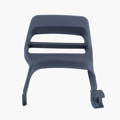 Czarna dźwignia hamulca pilarki 535i XP Husqvarna, wykonana z tworzywa sztucznego, z widocznymi otworami. Ujęcie z góry, produkt leżący na jednolitym tle. Brak widocznych logo lub dodatkowych zdobień.