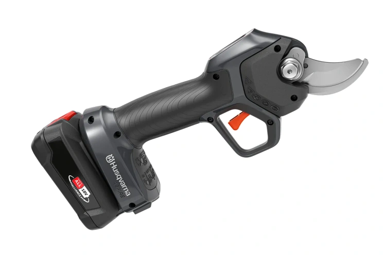 Sekator Aspire PS30X-P4A Husqvarna w kolorze czarnym i szarym, z ergonomicznym uchwytem. Kąt ujęcia: z boku, ukazujący detal ostrza. Widoczne logo Husqvarna na obudowie, akumulator z przodu. Produkt w pozycji stojącej, na jednolitym tle.
