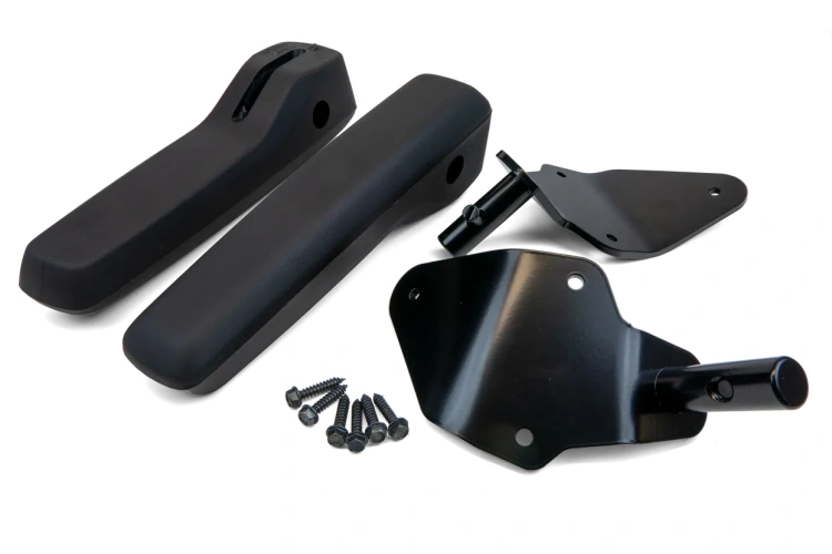 Zestaw czarnych, teksturowanych podłokietników do Riderów Husqvarna z metalowymi uchwytami i śrubami, widoczny z góry na jednolitym tle.