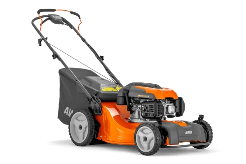 Kosiarka Husqvarna LC 353AWD w kolorze pomarańczowym z czarnymi detalami, stojąca na prostej, przezroczystej przestrzeni. Widok z boku ukazuje duże koła, funkcjonalny silnik i uchwyt z regulacją wysokości. Wyraźne logo AWD na obudowie.
