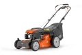 Kosiarka Husqvarna LC 353AWD w kolorze pomarańczowym i czarnym. Ujęcie z boku, pokazujące silnik oraz duże tylne koła. Widoczny tekst AWD na obudowie. Detale rączki sterującej z garnkiem dla lepszego uchwytu. Prosta, jednolita kompozycja tła.