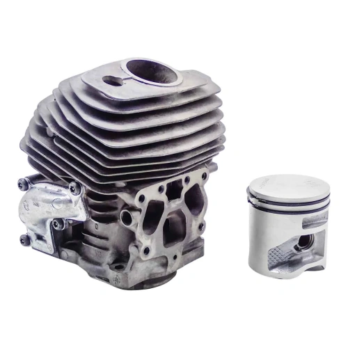 Cylinder pilarki Husqvarna 566, charakterystycznymi żeberkami chłodzącymi. Obok widoczny tłok, pierścienie oraz osłona. Całość na białym tle, co podkreśla detale i kształt elementów.