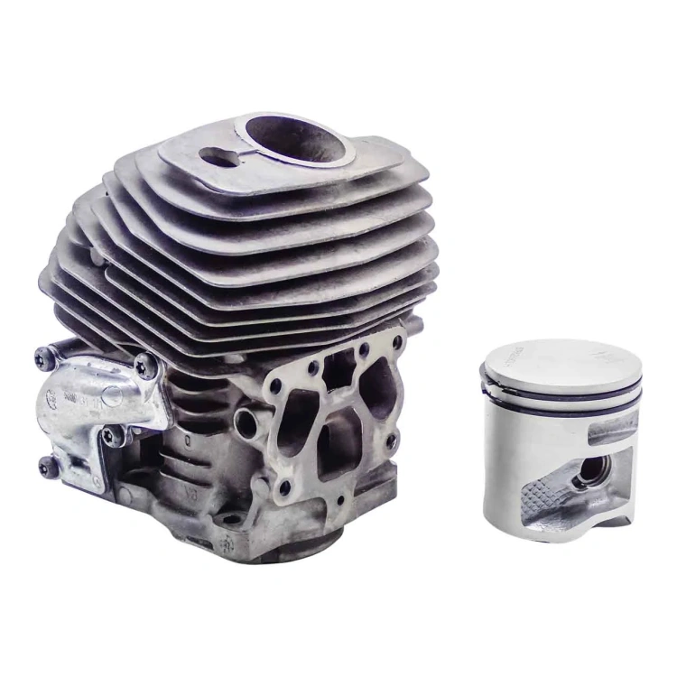 Cylinder pilarki Husqvarna 566, charakterystycznymi żeberkami chłodzącymi. Obok widoczny tłok, pierścienie oraz osłona. Całość na białym tle, co podkreśla detale i kształt elementów.