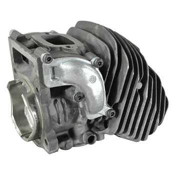 Cylinder pilarki Husqvarna 565 w układzie bocznym, z metalową głowicą, charakterystycznymi żeberkami chłodzącymi. Obok widoczny tłok, pierścienie oraz osłona. Całość na białym tle, co podkreśla detale i kształt elementów.