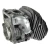 Cylinder pilarki Husqvarna 565 w układzie bocznym, z metalową głowicą, charakterystycznymi żeberkami chłodzącymi. Obok widoczny tłok, pierścienie oraz osłona. Całość na białym tle, co podkreśla detale i kształt elementów.
