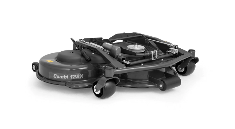 Urządzenie tnące Combi 122X Rider - seria 500, w kolorze matowym czarnym, z widocznymi elementami hydraulicznymi i rolkami transportowymi. Złożone, osadzone na poziomie gruntu. Ujęcie z góry, prezentujące detale konstrukcyjne oraz mocowania.