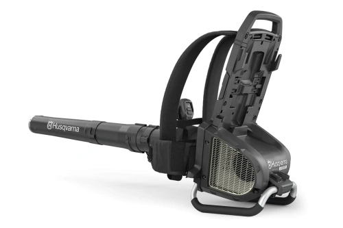 Dmuchawa akumulatorowa Husqvarna 550iBTX w kolorze pomarańczowym z czarnymi elementami, z ergonomiczną rączką i stożkowatym końcem. Produkt ukazany z boku, stoi na płaskiej powierzchni, ze logo Husqvarna oraz napisem modelu widocznym na obudowie.