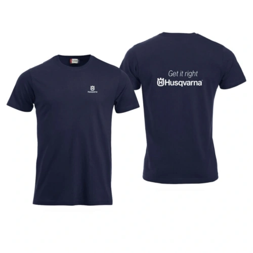 Męska koszulka w kolorze granatowym, z krótkimi rękawami. Na lewej piersi widoczne białe logo Husqvarna. Z tyłu widoczny napis get it right, Koszulka w pozycji stojącej, bez widocznych detali jak guziki czy zamki.
