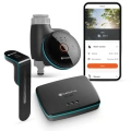 Zestaw GARDENA smart do inteligentnego nawadniania ogrodu z czujnikiem wilgotności gleby, sterownikiem wody oraz bramką smart Gateway, prezentowany obok aplikacji mobilnej umożliwiającej zdalne sterowanie podlewaniem roślin i trawnika.