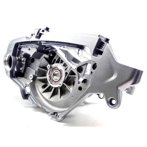 Zdjęcie przedstawia skrzynię korbową do pilarki 572XP/ 572XPG. Wykonana ze stopu metali wysokiej jakości. Oryginalna część producenta maszyn Husqvarna. Skrzynia jest koloru srebrnego.
