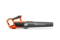 Dmuchawa akumulatorowa Husqvarna 122iB w kolorze pomarańczowym i czarnym. Z boku, ukazująca ergonomiczny uchwyt, widoczny akumulator oraz logo Husqvarna. Produkt stojący, z rurą odsysającą skupioną na detalu konstrukcji.