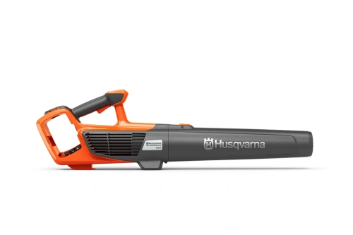 Dmuchawa akumulatorowa Husqvarna 122iB w kolorze pomarańczowym i czarnym. Z boku, ukazująca ergonomiczny uchwyt, widoczny akumulator oraz logo Husqvarna. Produkt stojący, z rurą odsysającą skupioną na detalu konstrukcji.