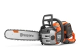 Pilarka akumulatorowa Husqvarna 550i XPG w czerni z pomarańczowymi akcentami, widoczna z boku na białym tle. Ma ergonomiczną rączkę, logo, dotykowy panel sterujący i system mocowania ostrza.