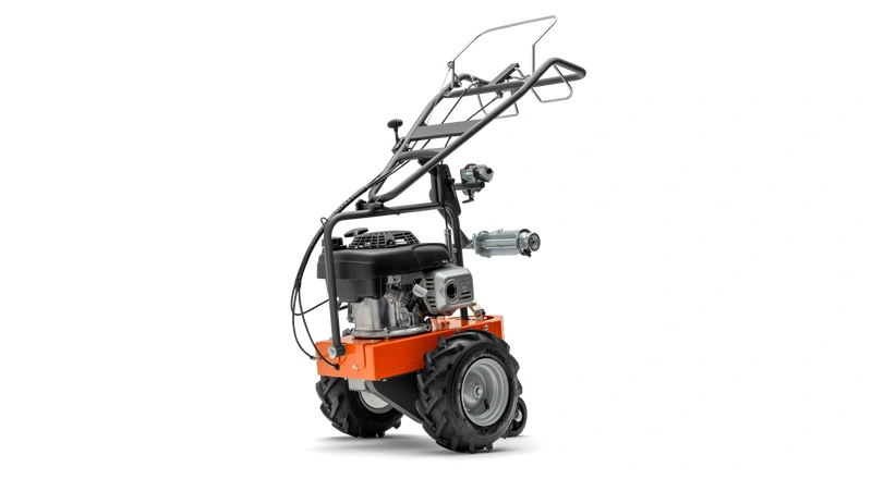 Układarka spalinowa przewodu instalacyjnego CL 400 Husqvarna, pomarańczowo-czarny, z dużą teksturowaną rączką i dwoma szarymi kołami. Nowoczesny, prosty design do układania przewodu instalacyjnego.