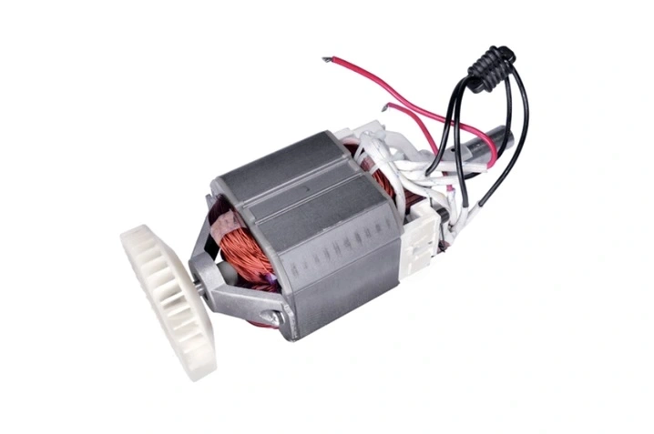Silnik  elektryczny Procut. 1000 w kolorze srebrnym, z widocznymi przewodami elektrycznymi w kolorze czarnym i czerwonym. Produkt prezentowany w pozycji leżącej, z detalem pokazującym mocowanie, na białym, minimalistycznym tle.