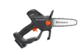 Minipilarka Husqvarna Aspire™ P8X-P4A w ciemnoszarym kolorze, z ergonomiczną rączką, widoczny akumulator z pomarańczowym przyciskiem. Frontalne ujęcie ukazuje detal pokrywy oraz umiejscowione logo. Elementy sterujące są czytelnie widoczne.