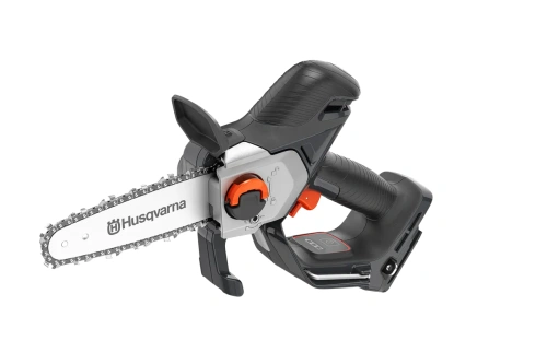 Minipilarka Husqvarna Aspire™ P8X-P4A z ergonomiczną rękojeścią, czarno-pomarańczowym wykończeniem i odkręcaną baterią. Logo Husqvarna na prowadnicy. Produkt widoczny z boku, ostrze i przyciski funkcyjne na widoku.