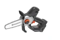 Minipilarka Husqvarna Aspire™ P8X-P4A z ergonomiczną rękojeścią, czarno-pomarańczowym wykończeniem i odkręcaną baterią. Logo Husqvarna na prowadnicy. Produkt widoczny z boku, ostrze i przyciski funkcyjne na widoku.