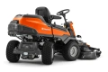 Rider R 418TsX AWD Husqvarna, czarno-pomarańczowa kosiarka samojezdna z boku, z ergonomicznym siedziskiem, kierownicą, metalową głowicą tnącą oraz terenowymi oponami zapewniającymi stabilność.