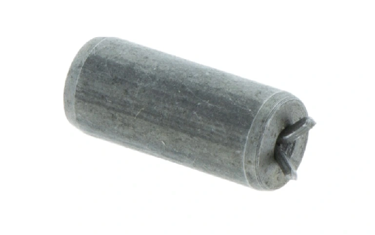 Metalowy, srebrny, cylindryczny kołek sprężyny do pilarki 242/42/246 Husqvarna   z częścią do mocowania. Widoczny w zbliżeniu, na białym tle.