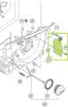 Kolektor pilarki Husqvarna 365, bok, otwarta obudowa silnika. Element ukazany na schemacie, widoczne śruby i elementy montażowe. Białe, proste tło.