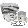 Zespół cylindra pilarki Husqvarna 372XP w kolorze srebrnym. Widoczne elementy to cylinder z widocznym skomplikowanym radiatorem, tłok oraz metalowe akcesoria, w tym pierścień i wałek mocujący.