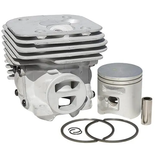 Zespół cylindra pilarki Husqvarna 372XP w kolorze srebrnym. Widoczne elementy to cylinder z widocznym skomplikowanym radiatorem, tłok oraz metalowe akcesoria, w tym pierścień i wałek mocujący.