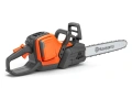 Pilarka akumulatorowa Husqvarna 242i w kolorze pomarańczowym z szarymi elementami, w ujęciu bocznym. Widoczna łańcuchowa układanka z logo Husqvarna, ergonomiczny uchwyt oraz przycisk uruchomienia. Produkt leży na ciemnym tle.