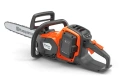 Pilarka akumulatorowa Husqvarna 242i w kolorze pomarańczowym z szarymi elementami, w ujęciu bocznym. Widoczna łańcuchowa układanka z logo Husqvarna, ergonomiczny uchwyt oraz przycisk uruchomienia. Produkt leży na ciemnym tle.